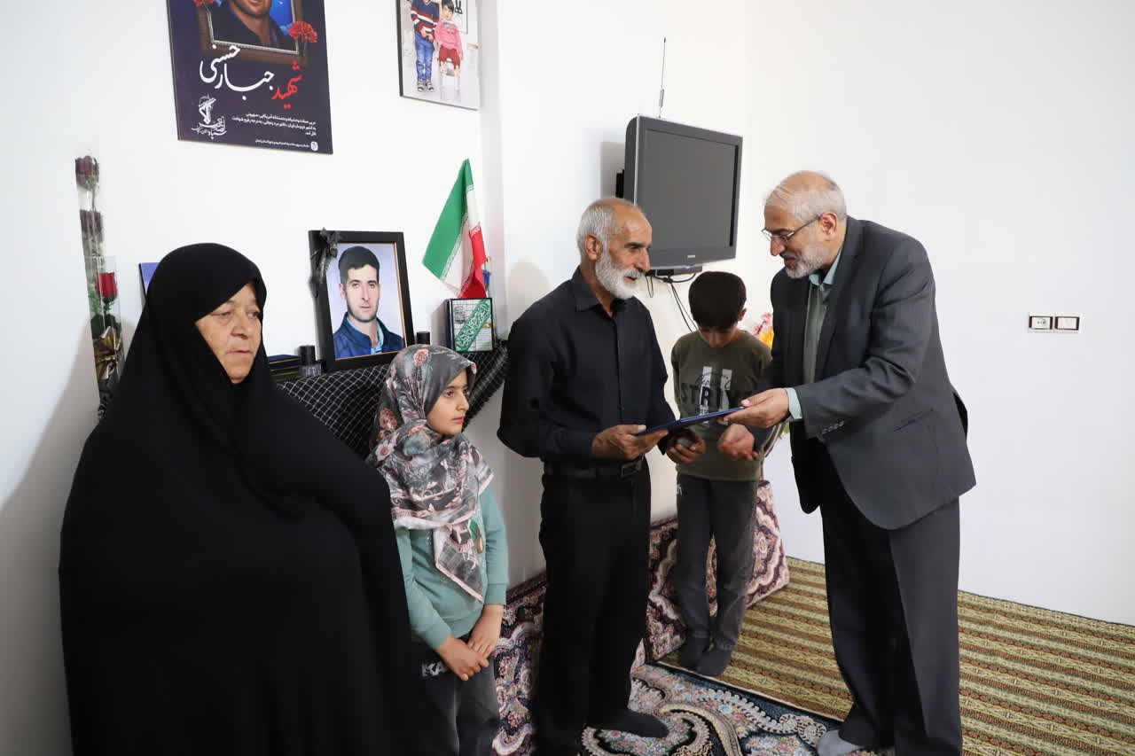 دیدار مسئولان میراث فرهنگی زنجان با خانواده شهید جبار حسنی