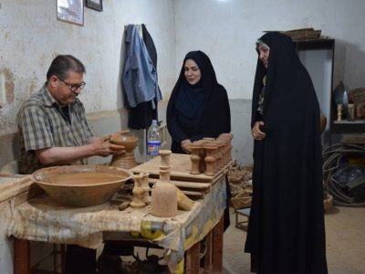 بازدید مسئولان دشتستان از کارگاه‌های صنایع‌دستی