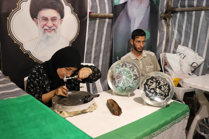 برپایی غرفه صنایع‌دستی زنجان در میدان انقلاب به مناسبت هفته صنایع‌دستی