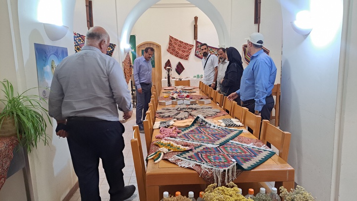 برپایی نمایشگاه صنایع‌دستی در سلطانیه/ جلوه‌گری هنر دستان هنرمندان سلطانیه‌ای در جوار آرامگاه چلبی‌اوغلی