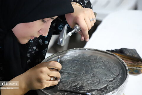 حضور صنعتگران در غرفه صنایع‌دستی در شب های فرهنگی به مناسبت هفته صنایع‌دستی