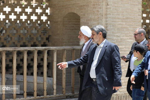بازدید رئیس کمیسیون فرهنگی مجلس از چهلستون اصفهان