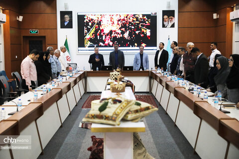 آئین نکوداشت عوامل ساخت فیــلم مستند زیر عبای عشق و نقش جان