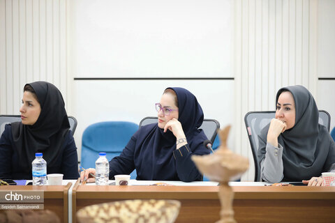 آئین نکوداشت عوامل ساخت فیــلم مستند زیر عبای عشق و نقش جان