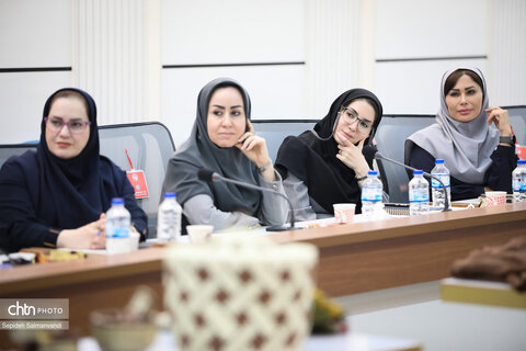 آئین نکوداشت عوامل ساخت فیــلم مستند زیر عبای عشق و نقش جان