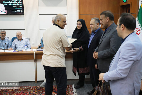 آئین نکوداشت عوامل ساخت فیــلم مستند زیر عبای عشق و نقش جان