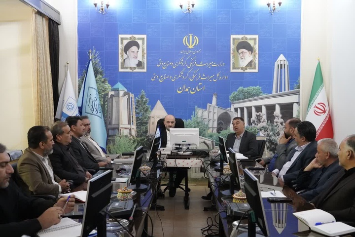 تشریح فرآیندهای سامانه فوریت‌های اداری (فواد ۱۲۸) در استان همدان با حضور مدیرکل دفتر مدیریت عملکرد، بازرسی و پاسخگویی به شکایات