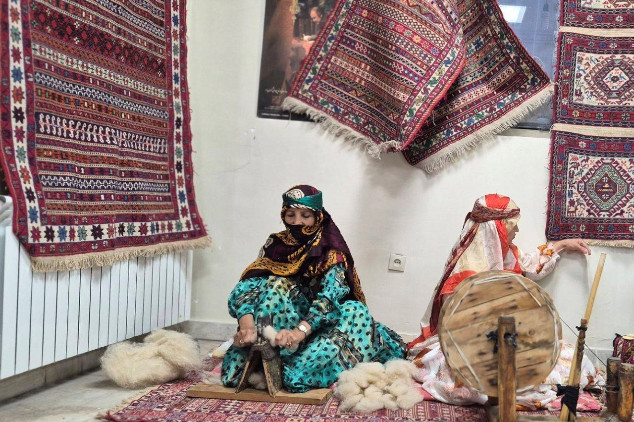 همزمان با هفته صنایع دستی، خانه ورنی اصلاندوز فعالیت خود را آغاز کرد