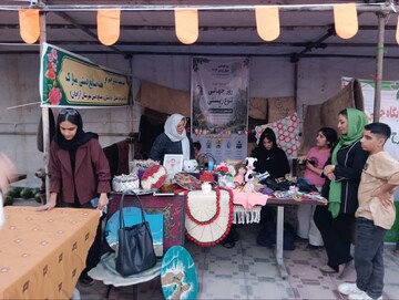 برپایی غرفه صنایع‌دستی در آرادان به مناسبت هفته صنایع‌دستی