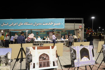 برگزاری میز خدمت و برپایی نمایشگاه عکس «ایستاده در غبار» در بیرجند به مناسبت هفته صنایع دستی