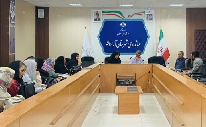 برگزاری نشست هنرمندان و صنعتگران صنایع‌دستی با فرماندار شهرستان آرادان