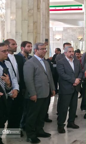 نشست خبری استاندار خراسان رضوی با خبرنگاران ملی حیاط هیات دولت  در آرامگاه فردوسی