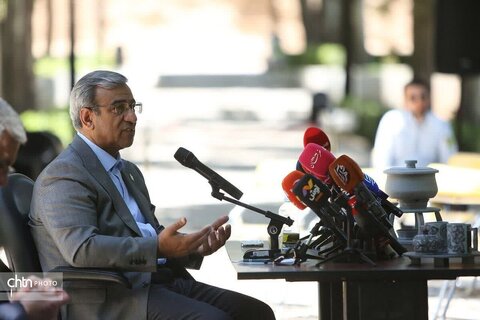نشست خبری استاندار خراسان رضوی با خبرنگاران ملی حیاط هیات دولت  در آرامگاه فردوسی