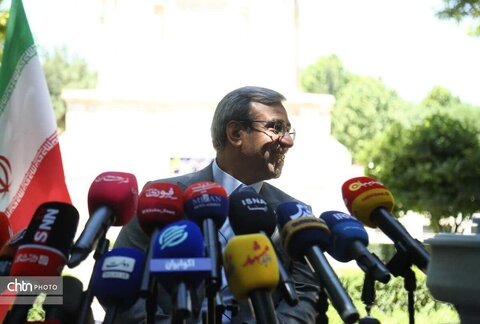 نشست خبری استاندار خراسان رضوی با خبرنگاران ملی حیاط هیات دولت  در آرامگاه فردوسی