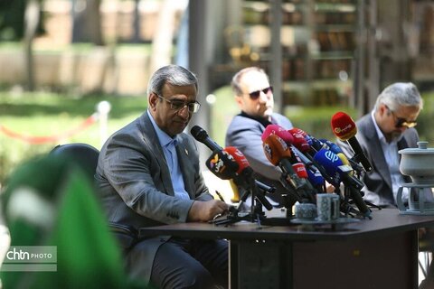 نشست خبری استاندار خراسان رضوی با خبرنگاران ملی حیاط هیات دولت  در آرامگاه فردوسی