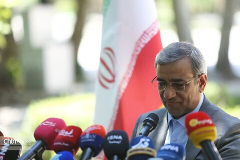 نشست خبری استاندار خراسان رضوی با خبرنگاران ملی حیاط هیات دولت  در آرامگاه فردوسی