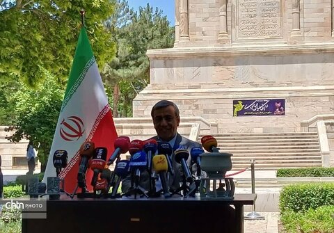 نشست خبری استاندار خراسان رضوی با خبرنگاران ملی حیاط هیات دولت  در آرامگاه فردوسی