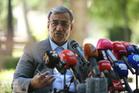 نشست خبری استاندار خراسان رضوی با خبرنگاران ملی حیاط هیات دولت  در آرامگاه فردوسی