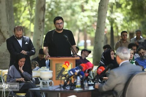 نشست خبری استاندار خراسان رضوی با خبرنگاران ملی حیاط هیات دولت  در آرامگاه فردوسی