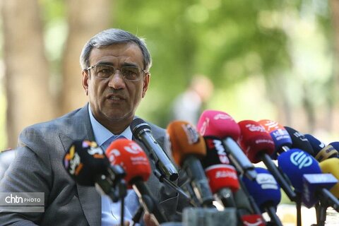 نشست خبری استاندار خراسان رضوی با خبرنگاران ملی حیاط هیات دولت  در آرامگاه فردوسی