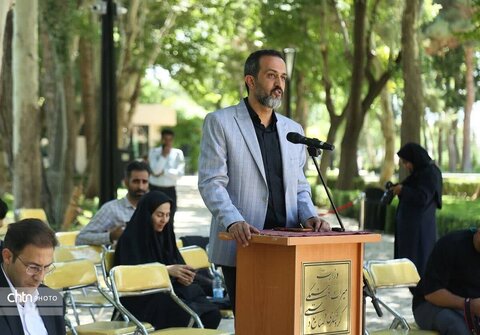 نشست خبری استاندار خراسان رضوی با خبرنگاران ملی حیاط هیات دولت  در آرامگاه فردوسی