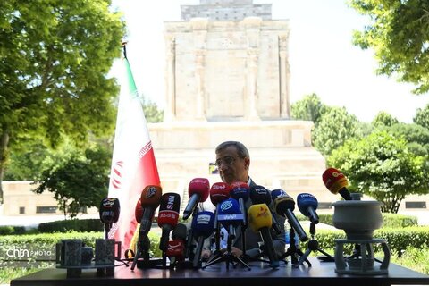 نشست خبری استاندار خراسان رضوی با خبرنگاران ملی حیاط هیات دولت  در آرامگاه فردوسی