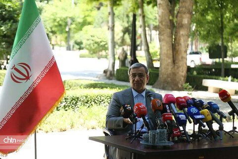 نشست خبری استاندار خراسان رضوی با خبرنگاران ملی حیاط هیات دولت  در آرامگاه فردوسی