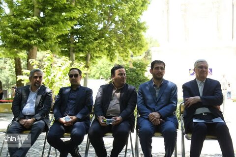 نشست خبری استاندار خراسان رضوی با خبرنگاران ملی حیاط هیات دولت  در آرامگاه فردوسی