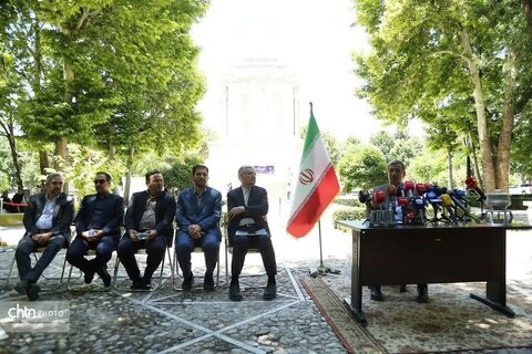 نشست خبری استاندار خراسان رضوی با خبرنگاران ملی حیاط هیات دولت  در آرامگاه فردوسی