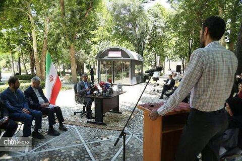 نشست خبری استاندار خراسان رضوی با خبرنگاران ملی حیاط هیات دولت  در آرامگاه فردوسی