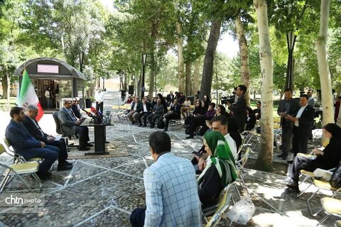 نشست خبری استاندار خراسان رضوی با خبرنگاران ملی حیاط هیات دولت  در آرامگاه فردوسی