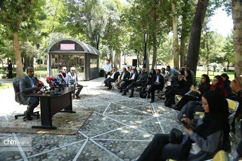 نشست خبری استاندار خراسان رضوی با خبرنگاران ملی حیاط هیات دولت  در آرامگاه فردوسی