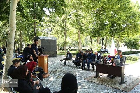 نشست خبری استاندار خراسان رضوی با خبرنگاران ملی حیاط هیات دولت  در آرامگاه فردوسی