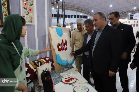بازدید استاندار خراسان جنوبی از نمایشگاه صنایع‌دستی