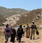 پاکسازی طبیعت روستای آب‌گرم شهرستان کلات توسط دوستداران طبیعت