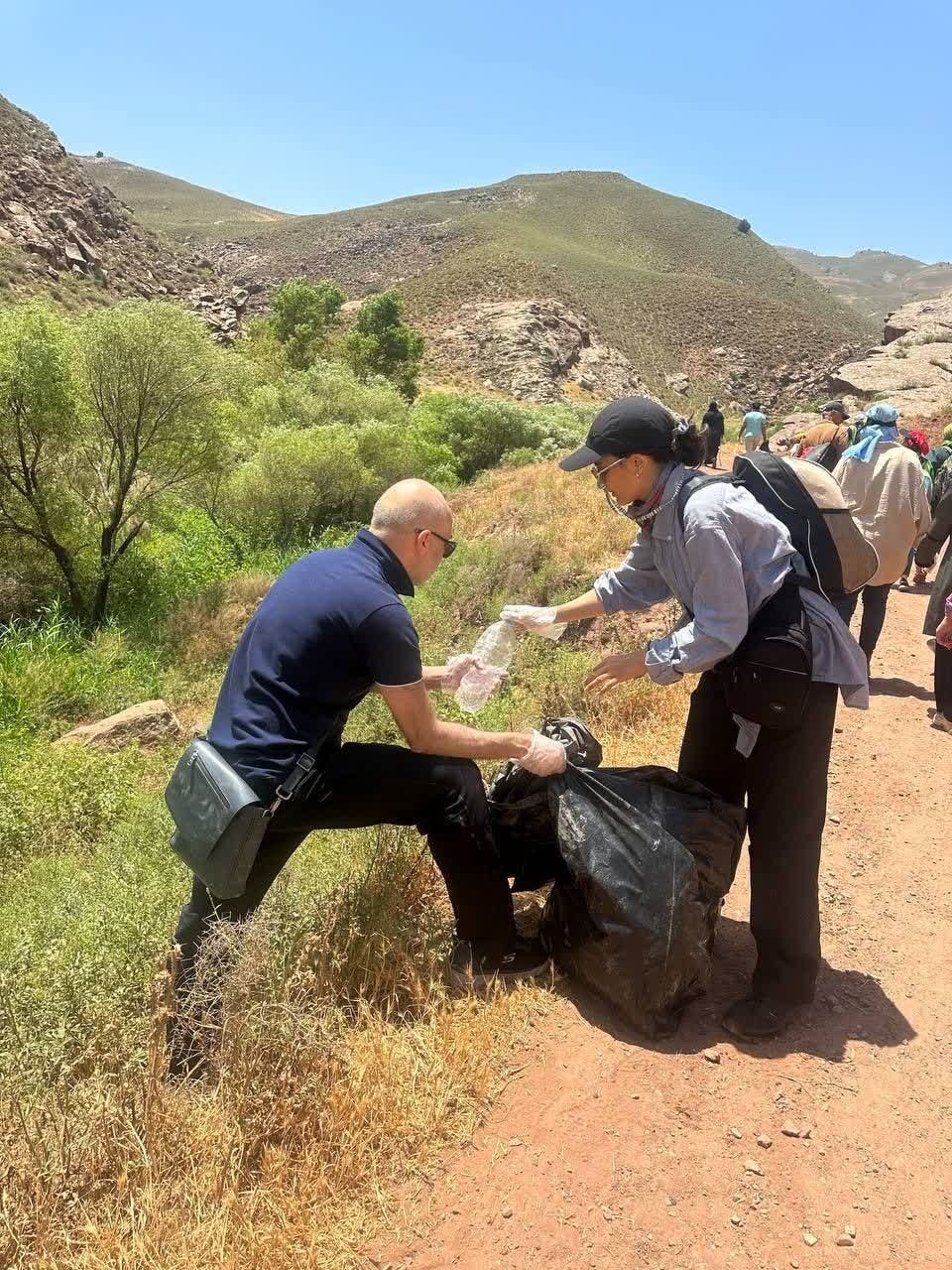 پاکسازی طبیعت روستای آب‌گرم شهرستان کلات توسط دوستداران طبیعت
