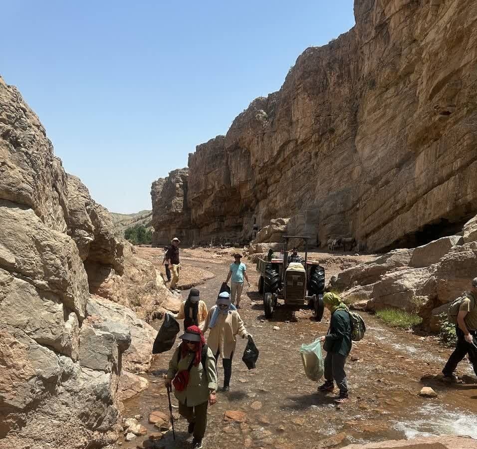 پاکسازی طبیعت روستای آب‌گرم شهرستان کلات توسط دوستداران طبیعت