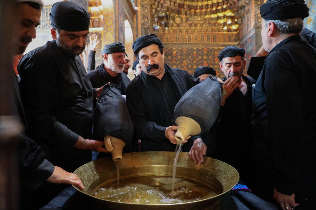 آیین سنتی طشت‌گذاری در بقعه شیخ صفی‌الدین اردبیلی برگزار شد