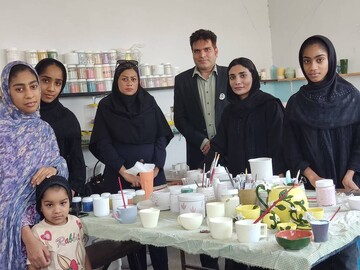 دوره‌های آموزشی سفالگری و حصیربافی در روستای حکمی میناب برگزار شد
