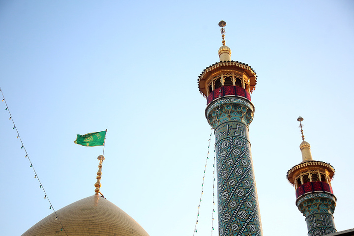 تعویض پرچم آستان مقدس حضرت معصومه(س) در آستانه محرم