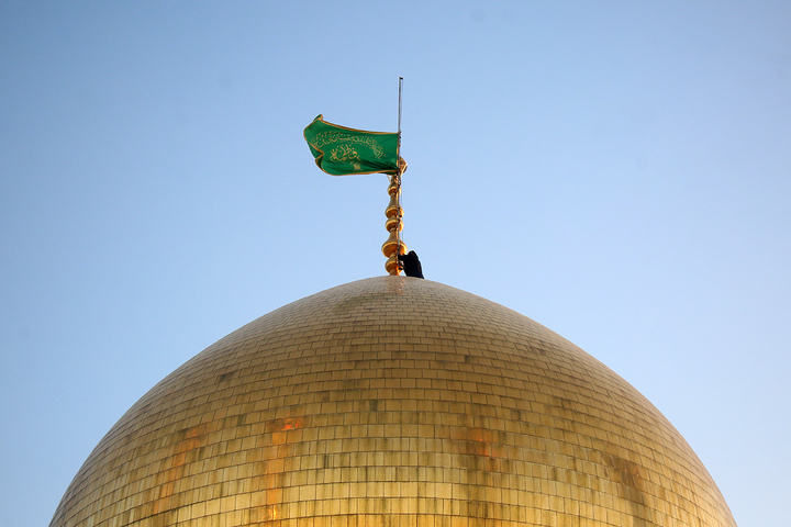 تعویض پرچم آستان مقدس حضرت معصومه(س) در آستانه محرم