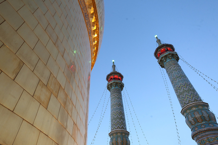 تعویض پرچم آستان مقدس حضرت معصومه(س) در آستانه محرم