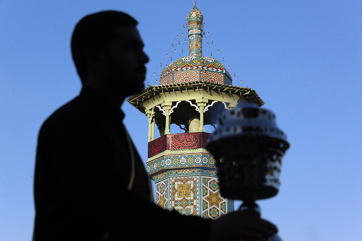 تعویض پرچم آستان مقدس حضرت معصومه(س) در آستانه محرم