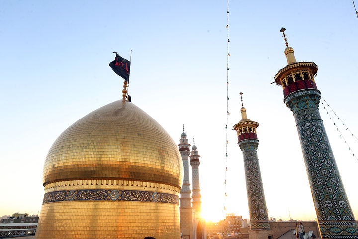 تعویض پرچم آستان مقدس حضرت معصومه(س) در آستانه محرم