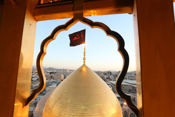 تعویض پرچم آستان مقدس حضرت معصومه(س) در آستانه محرم