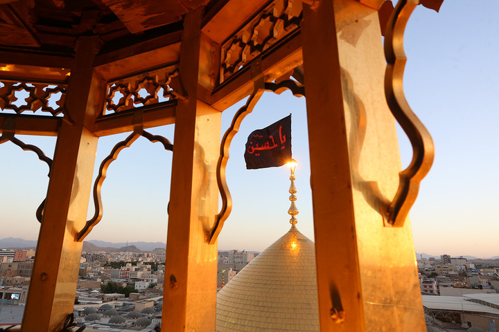 تعویض پرچم آستان مقدس حضرت معصومه(س) در آستانه محرم
