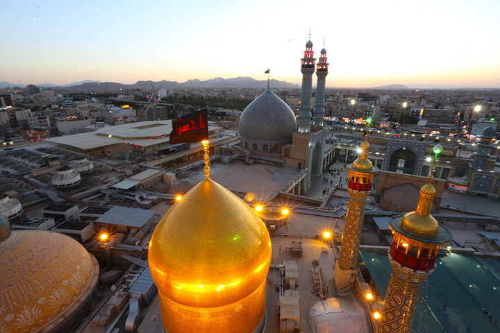 تعویض پرچم آستان مقدس حضرت معصومه(س) در آستانه محرم