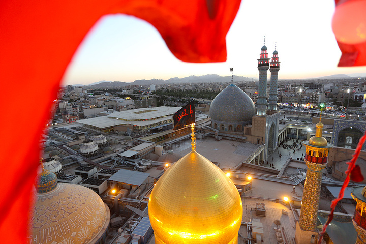 تعویض پرچم آستان مقدس حضرت معصومه(س) در آستانه محرم
