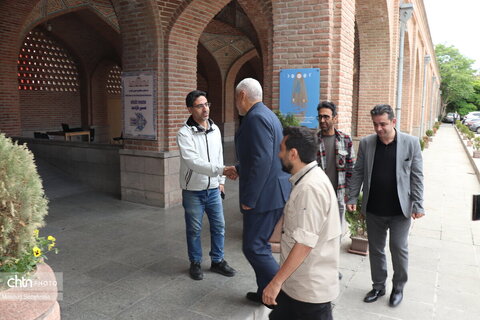 بازدید رئیس انجمن جمایت از زندانیان از نمایشگاه عکس جنگ رمضان و میراث ماندگار مقاومت در تبریز