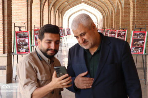 بازدید رئیس انجمن جمایت از زندانیان از نمایشگاه عکس جنگ رمضان و میراث ماندگار مقاومت در تبریز